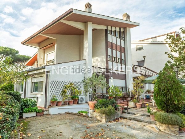 casa indipendente in vendita a Roma in zona Casal Palocco