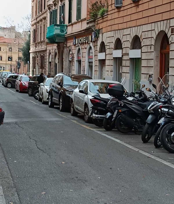 locale commerciale in vendita a Roma in zona Castro Pretorio