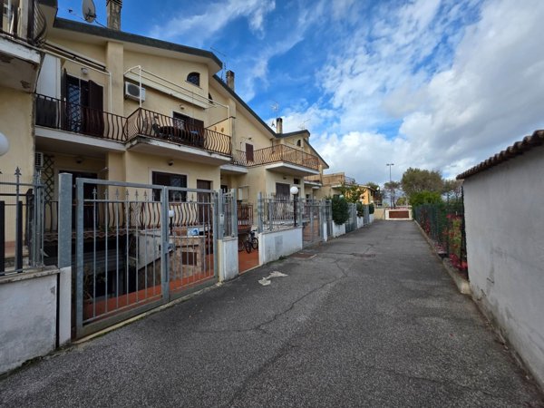 casa indipendente in vendita a Roma in zona Finocchio