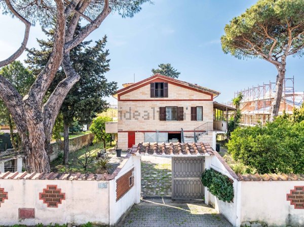 casa indipendente in vendita a Roma in zona Casal Palocco