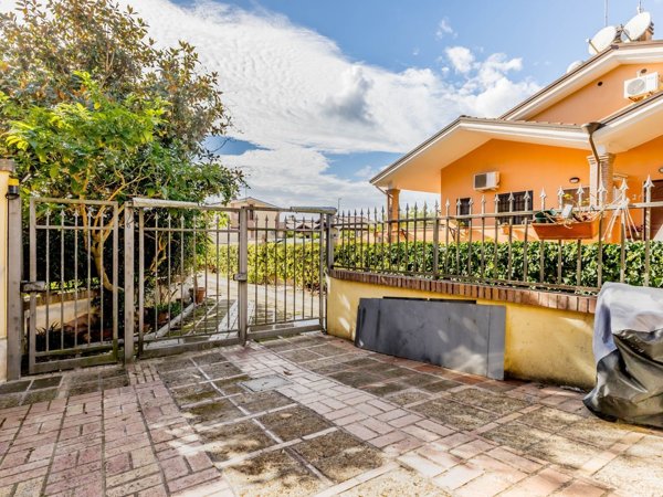 casa indipendente in vendita a Roma in zona Ostia Antica