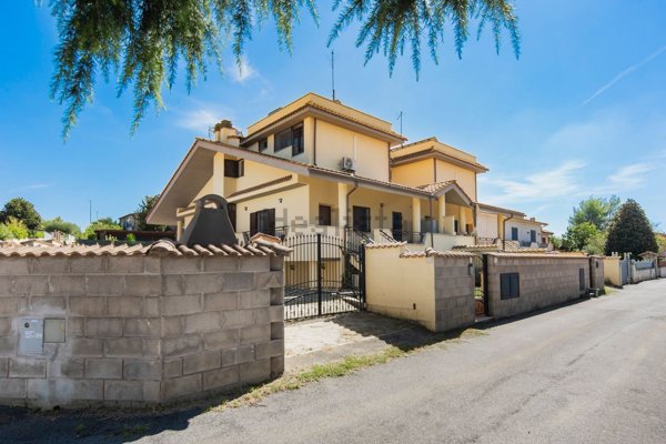 casa indipendente in vendita a Roma in zona Valle Muricana
