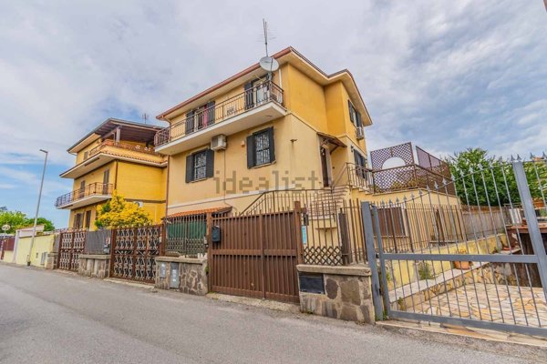casa indipendente in vendita a Roma in zona Finocchio