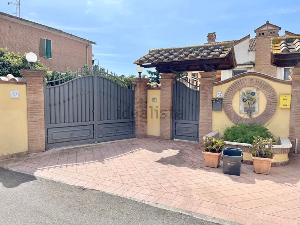 casa indipendente in vendita a Roma in zona Infernetto