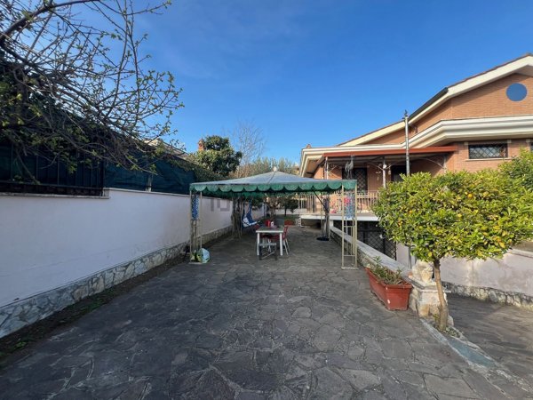 casa indipendente in vendita a Roma in zona Case Rosse