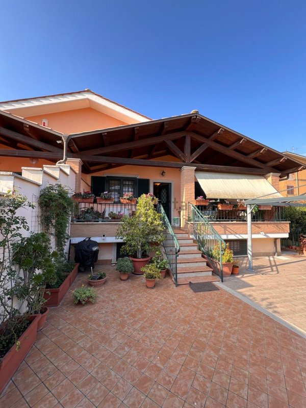 casa indipendente in vendita a Roma in zona Ostia Antica