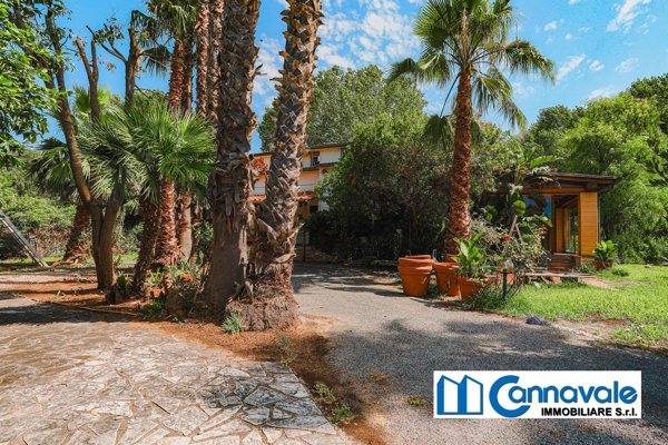 casa indipendente in vendita a Roma in zona Casal Palocco