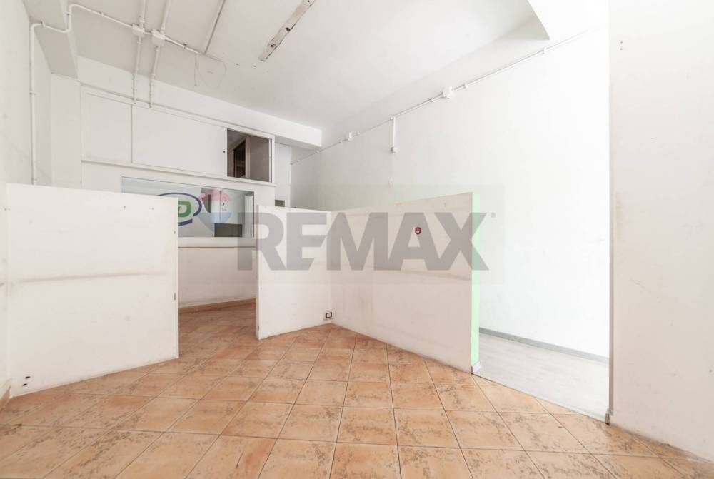 negozio in vendita a Roma in zona Finocchio