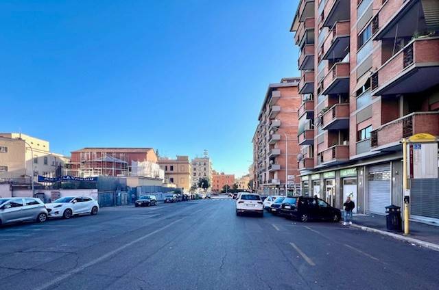 negozio in vendita a Roma in zona Tuscolano