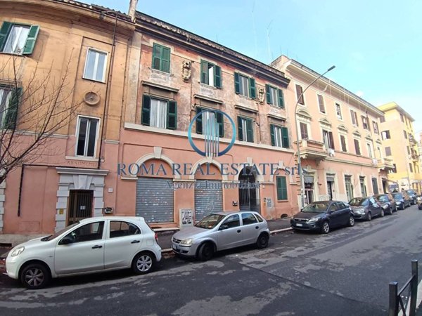 locale commerciale in vendita a Roma in zona Tuscolano