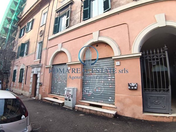 negozio in vendita a Roma in zona Tuscolano