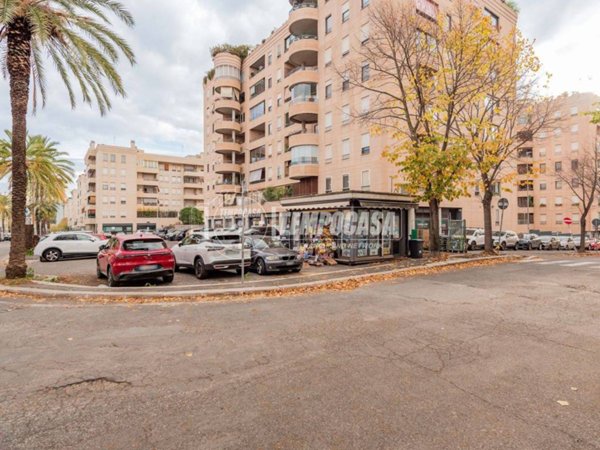 negozio in vendita a Roma in zona Torrino