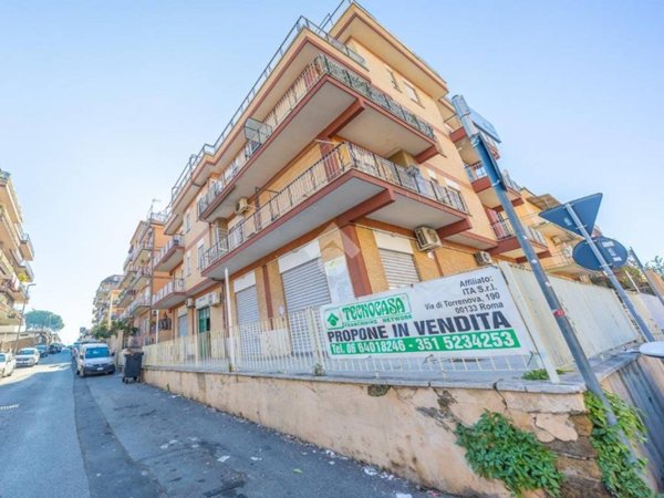 appartamento in vendita a Roma in zona Torre Angela