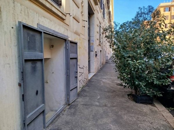 negozio in vendita a Roma in zona Tuscolano