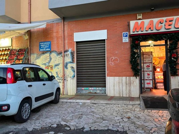 negozio in vendita a Roma in zona Borghesiana