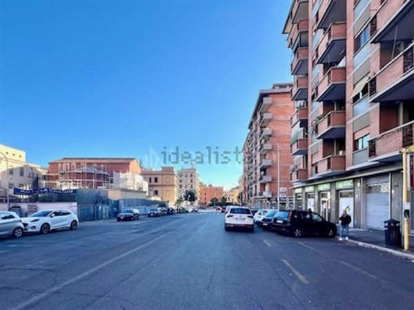 locale commerciale in vendita a Roma in zona Tuscolano