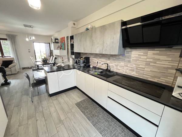 appartamento in vendita a Roma in zona Valle Muricana