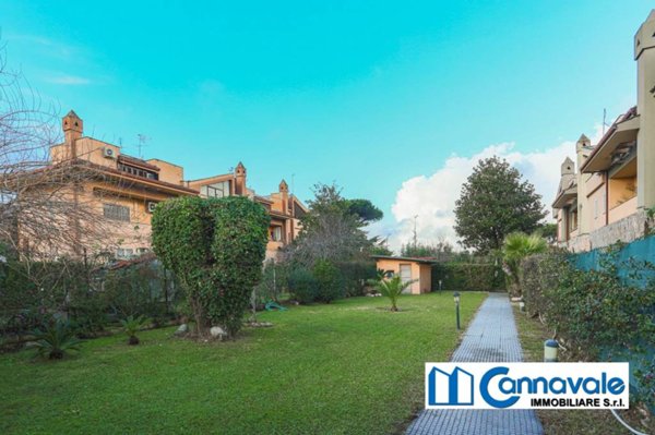 casa indipendente in vendita a Roma in zona Casal Palocco
