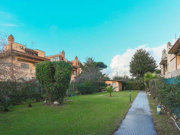 casa indipendente in vendita a Roma in zona Casal Palocco