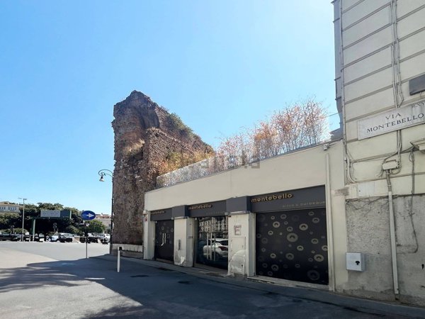locale commerciale in vendita a Roma in zona Castro Pretorio