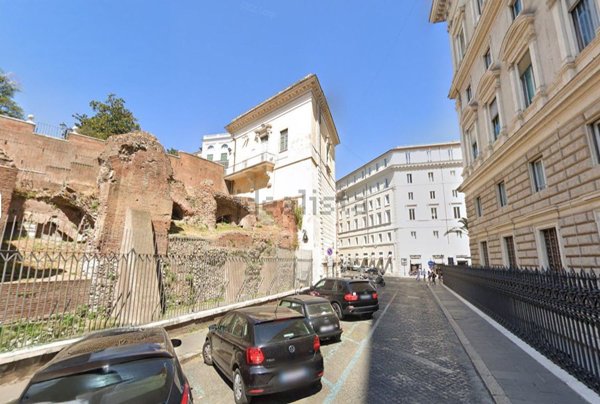 locale commerciale in vendita a Roma in zona Trevi-Colonna