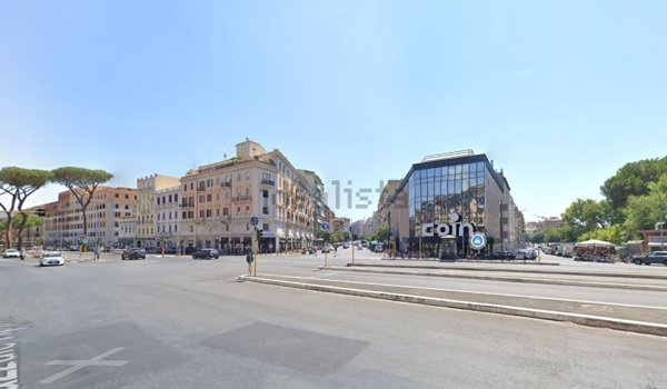 locale commerciale in vendita a Roma in zona Appio Latino