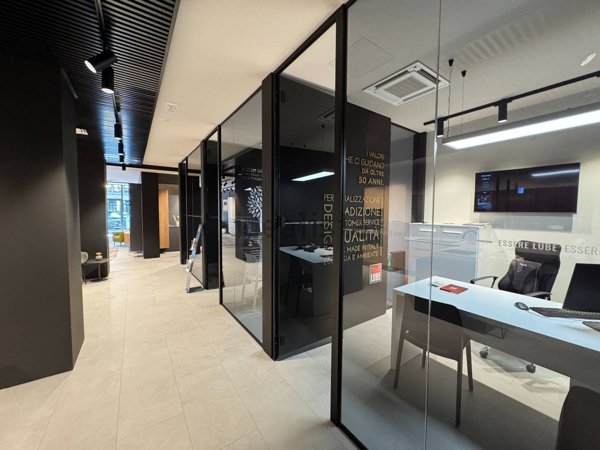 locale commerciale in vendita a Roma in zona Ardeatino