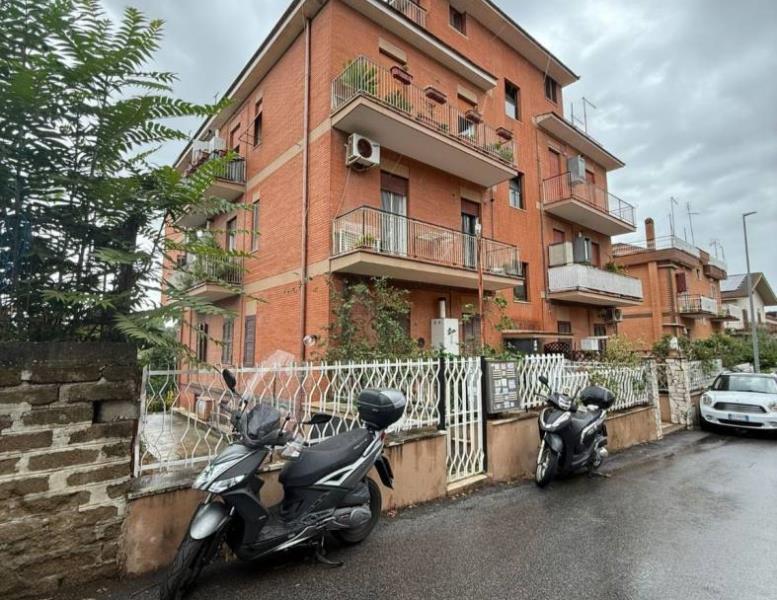 appartamento in vendita a Roma in zona Tomba di Nerone