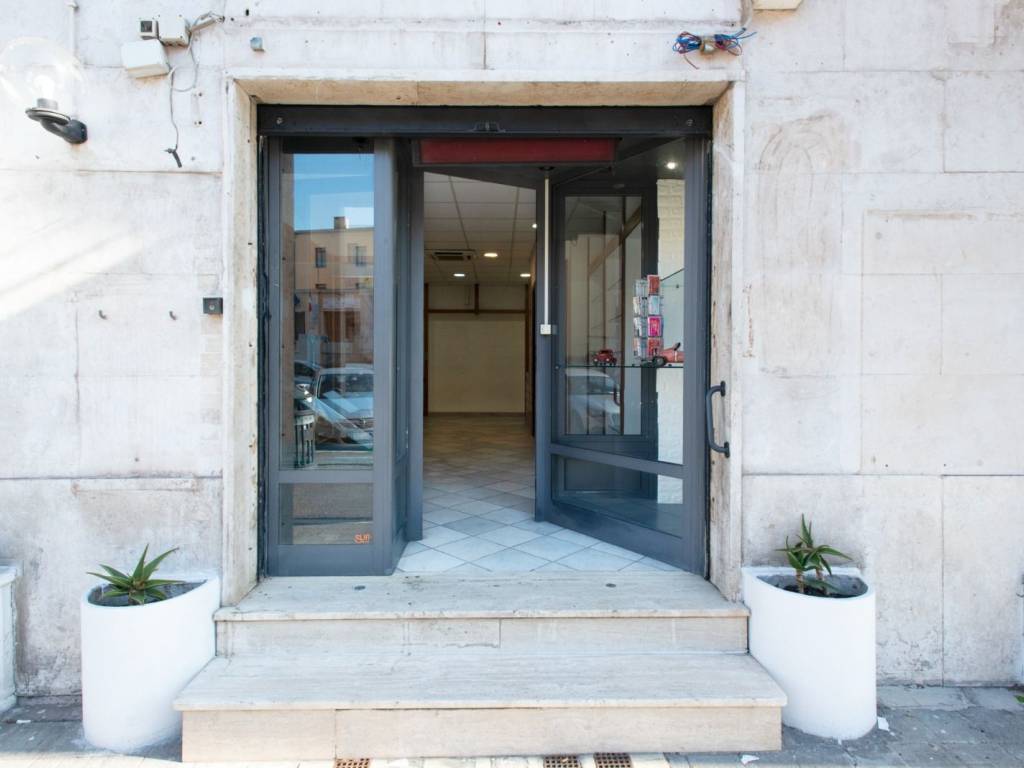 negozio in vendita a Roma in zona Ostiense