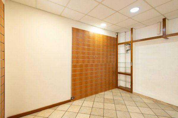 negozio in vendita a Roma in zona Ostiense