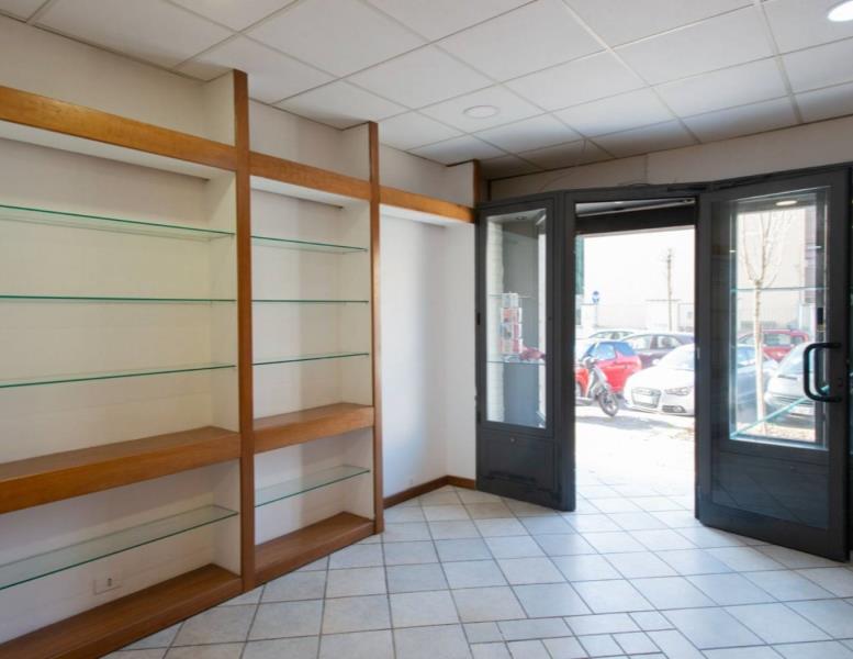 negozio in vendita a Roma in zona Ostiense