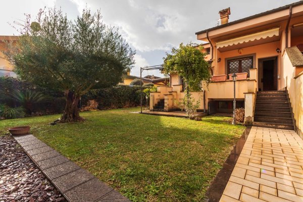 casa indipendente in vendita a Roma in zona Infernetto