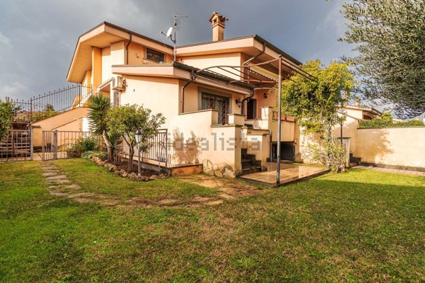 casa indipendente in vendita a Roma in zona Infernetto