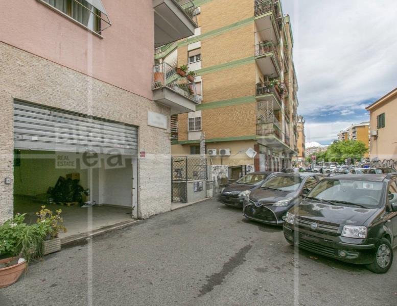 locale commerciale in vendita a Roma in zona Appio Claudio
