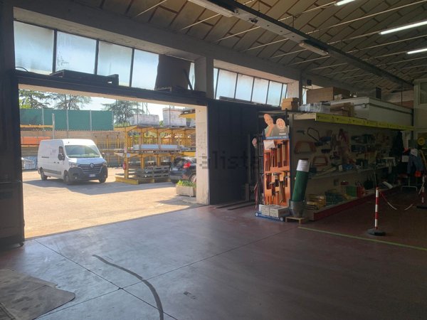 capannone in vendita a Roma in zona Osteria del Curato