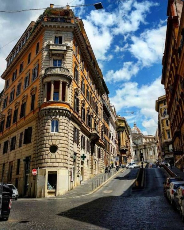 locale commerciale in vendita a Roma in zona Rione Monti/Campitelli