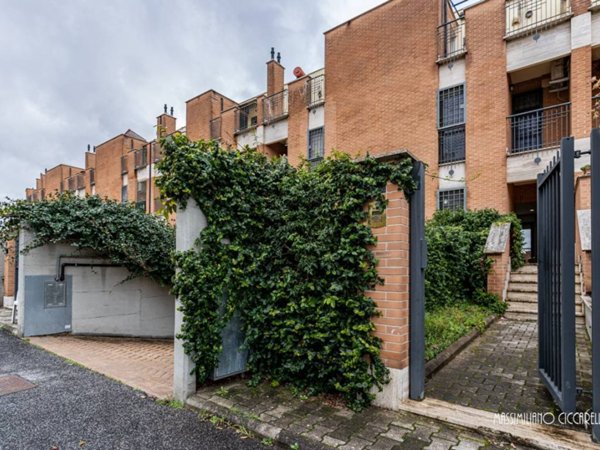 casa indipendente in vendita a Roma in zona Torre Angela