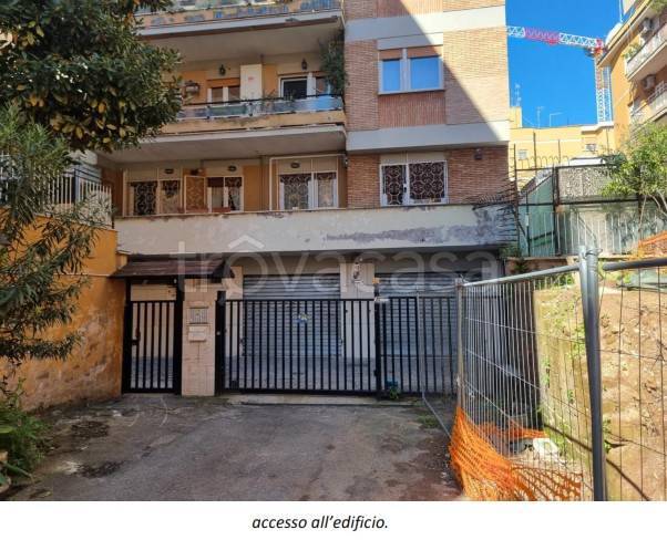 appartamento in vendita a Roma in zona Ardeatino