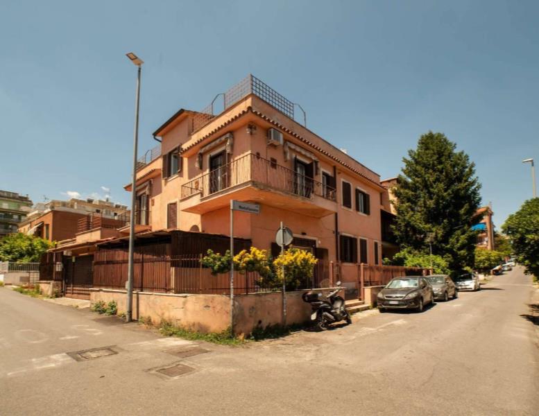 appartamento in vendita a Roma in zona Tomba di Nerone