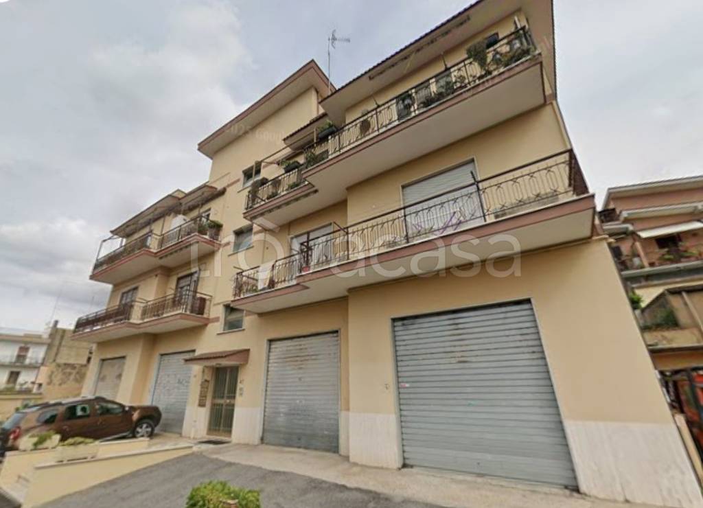 appartamento in vendita a Roma in zona Axa