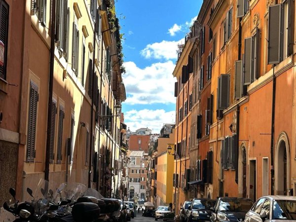 appartamento in vendita a Roma in zona Trevi-Colonna