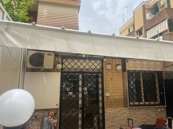 negozio in vendita a Roma in zona Primavalle