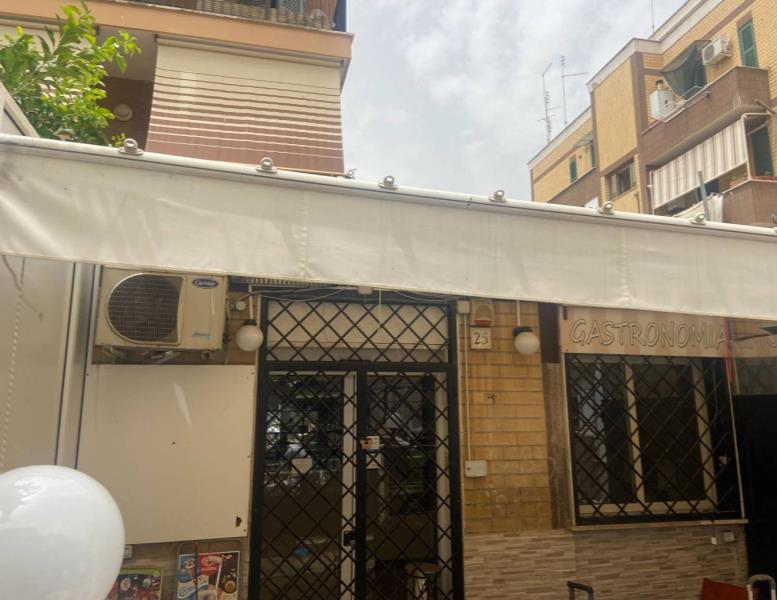 negozio in vendita a Roma in zona Primavalle