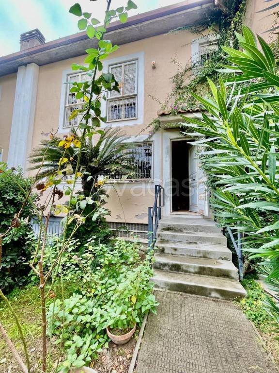 casa indipendente in vendita a Roma in zona Casal Palocco