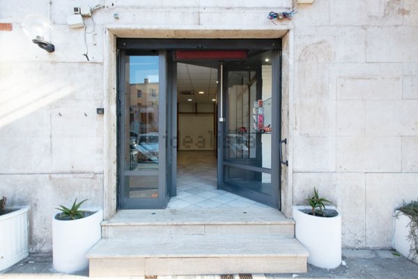 locale commerciale in vendita a Roma in zona Ostiense