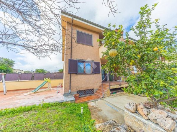 casa indipendente in vendita a Roma in zona Infernetto