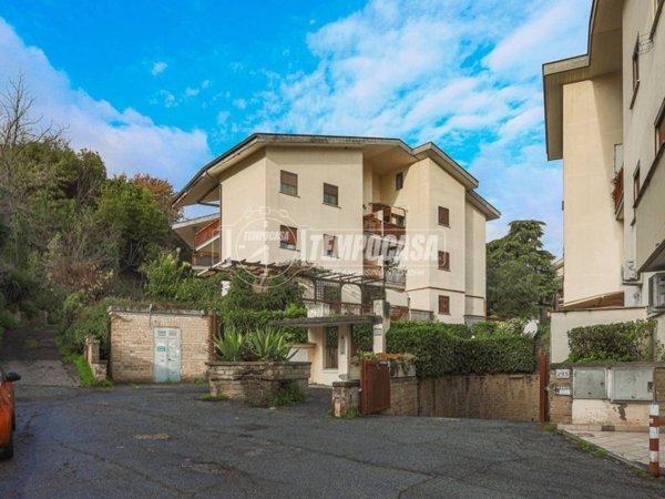 appartamento in vendita a Roma in zona Pantan Monastero