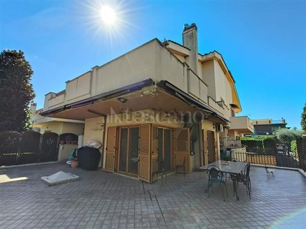 casa indipendente in vendita a Roma in zona Casal Morena