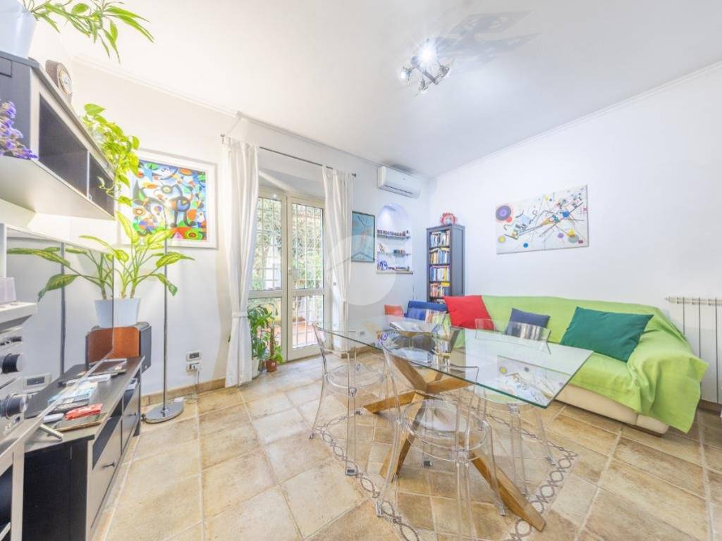 appartamento in vendita a Roma in zona Appio Pignatelli