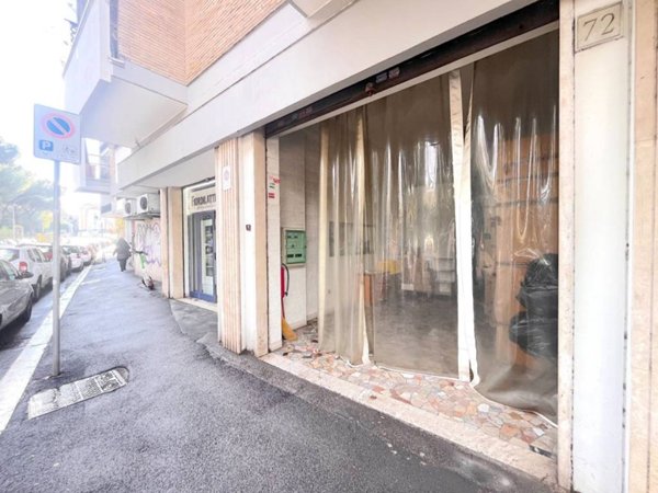 negozio in vendita a Roma in zona Appio Latino
